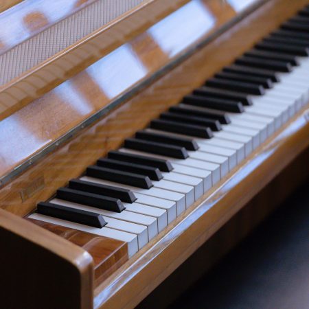 88-Key Digital Piano, with Bench & Stand, Light Oak Bundle with Studio Monitor Headphones