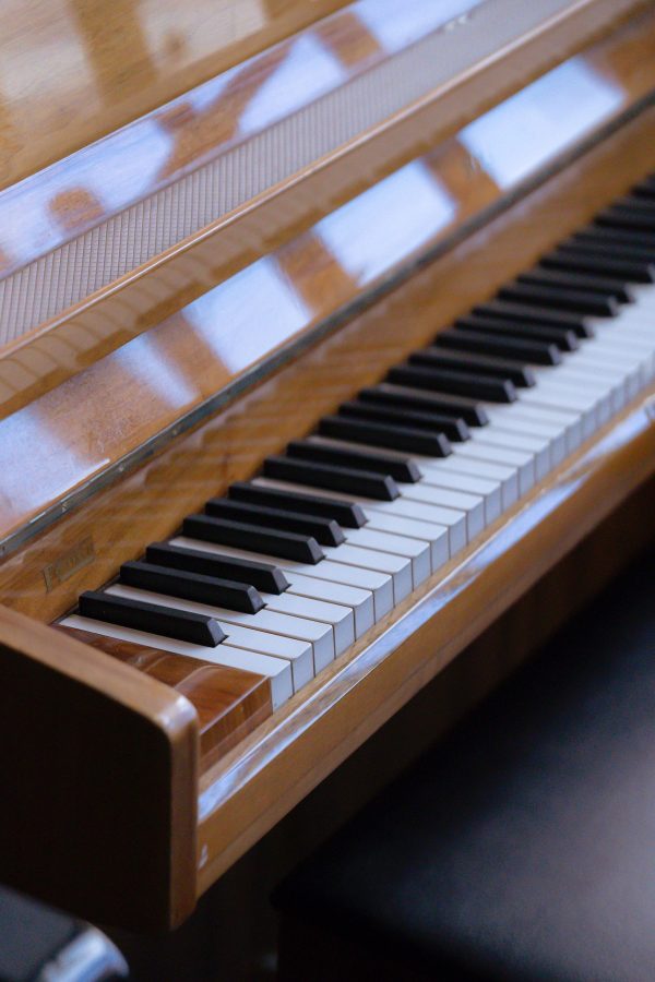 88-Key Digital Piano, with Bench & Stand, Light Oak Bundle with Studio Monitor Headphones